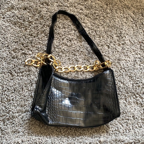 NEW Black curved chain strap detail curved baguette leather shoulder bag - Picture 2 of 3